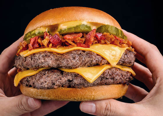 La nueva apuesta de Juan Maestro con tocino y cebolla crujiente: Smashter Burger Crispy Bacon